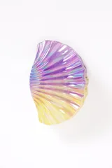 Pinza para el pelo con diseño de concha marina, con acabado iridiscente en tonos violeta, amarillo y celeste.