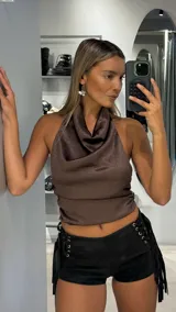 Top de satén color chocolate con escote halter y cuello drapeado, de corte ajustado al cuerpo.