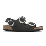 Sandalia Birkenstock modelo Milano con diseño de hebillas grandes metálicas. Cuenta con dos tiras ajustables en el empeine y una tira trasera para mayor sujeción. Presenta plantilla anatómica de corcho y látex con recubrimiento de cuero y suela de goma antideslizante.