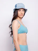 Top de bikini color naranja con textura animal print, breteles finos regulables, gancho en espalda, forro interior y copas desmontables.