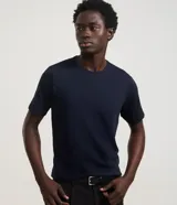Remera básica de corte slim para hombre, confeccionada en suave algodón peruano. Presenta cuello redondo y mangas cortas, con un diseño liso y versátil.