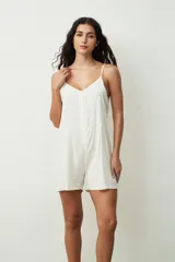 Mono corto color crudo, con breteles finos, escote en V y cierre frontal con botones.