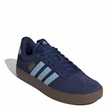 Championes urbanos Adidas modelo Court VL 3.0, color azul marino con las tres tiras características en celeste y suela de goma color marrón.
