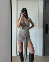 Minivestido plateado con escote halter pronunciado y detalle drapeado con nudo en la falda.
