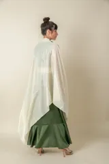 Chal de tejido ligero con acabado brillante en tono plateado y terminación de flecos en los extremos.