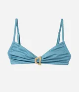 Top de bikini bandeau celeste con acabado satinado, breteles finos y un llamativo aplique metálico dorado en el centro.