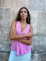 Musculosa color lila con escote en V y terminaciones desflecadas.