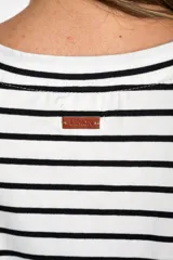 Remera blanca con rayas horizontales negras, de algodón peinado.