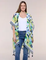 Kimono de gasa ligera con estampado floral en tonos verde, azul y celeste, de corte amplio y abierto al frente, con mangas cortas y detalle de borlas en el ruedo asimétrico.