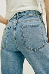 Jeans Z1975 de tiro alto y pernera recta con cinco bolsillos, cierre frontal con cremallera y botón, en color celeste claro lavado.