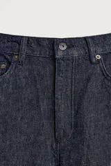 Jeans de corte recto en denim azul oscuro, con mezcla de algodón y cáñamo sin lavados. Presenta diseño de cinco bolsillos, tiro medio y cierre frontal con cremallera y botón.