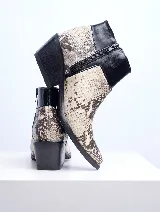 Bota corta de cuero con estampado de piel de serpiente en tonos beige y marrón, con puntera en punta y caña de corte recto en cuero negro.