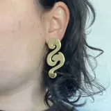 Par de aros plateados con diseño tribal.