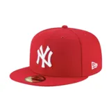 Gorro de visera plana New Era de los New York Yankees, color rojo con el logo bordado en relieve en color blanco en el frente.