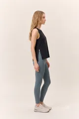 Musculosa deportiva negra de corte holgado, con cuello redondo y aberturas laterales en el ruedo.