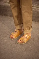 Sandalias de cuero color ocre con estampado croco, doble tira con hebillas metálicas ajustables y plantilla anatómica.