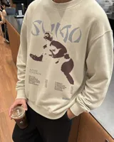 Buzo de cuello redondo color beige, con diseño gráfico en el frente que incluye la leyenda 'Sumo', una ilustración de un luchador de sumo y listado de canciones.