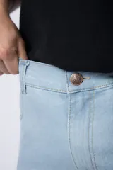 Pantalón de jean de corte recto y tiro medio, en color azul claro lavado, con cierre frontal y bolsillos laterales.