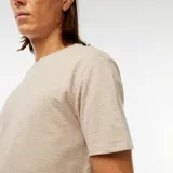 Remera de manga corta color beige, de corte recto y cuello redondo.