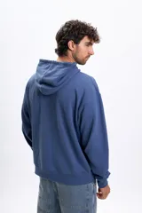 Canguro azul con capucha, bolsillo frontal tipo canguro y estampa sutil con la frase 'Make Time' en el pecho.