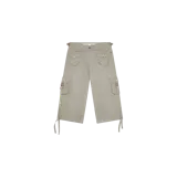Pantalón capri cargo de color gris claro, con múltiples bolsillos con solapa en la parte delantera y en los laterales, además de tiras ajustables en el dobladillo y hebillas en la cintura.