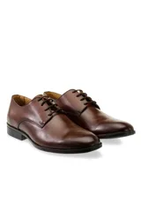 Zapato de vestir negro de cuero charol, con cordones y punta fina.