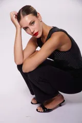 Body negro sin mangas con pequeños calados en forma de cruz.