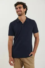 Polo de piqué color rojo, manga corta, con cuello y tapeta de botones al tono.