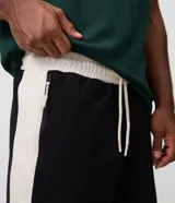 Bermuda deportiva Get Over de corte corto, color negro con cintura elástica y cordón ajustable en color crudo, y recortes laterales en contraste. Confeccionada en mezcla de poliéster y algodón con tecnología dry.