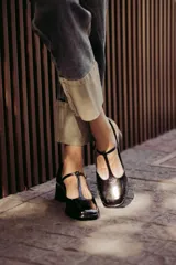 Zapatos de charol color bordó, con diseño tipo T-bar, punta cuadrada y tacón bajo de 4 cm.