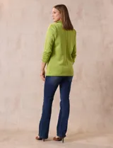 Blazer Robert Louis color blanco, con cuello con solapa y abertura central con botón. Delantera con bolsillos. Manga ¾ con frunce.