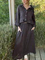 Falda larga de lino color marrón oscuro, con cintura elástica y cordón ajustable.
