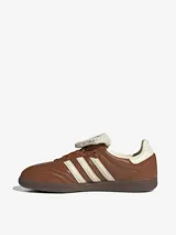 Championes Adidas Samba LT color marrón, con diseño inspirado en el fútbol, exterior de cuero, tres bandas laterales en color crema y lengüeta larga de material texturizado.