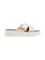 Sandalia de cuero metalizado color cobre, con suela anatómica blanca y plataforma.