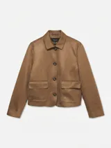 Campera corta marrón de manga larga, con cuello clásico, cierre frontal de botones y bolsillos delanteros con tapa.