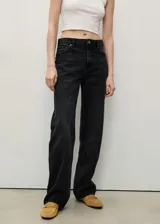 Jeans de tiro alto y diseño recto en color negro lavado. Cuenta con cinco bolsillos, trabillas para cinturón y cierre frontal con cremallera y botón metálico.
