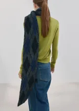 Chaleco de punto fino color verde lima, con cuello en V y diseño recto sin mangas.