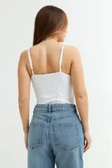 Body color beige con breteles finos.