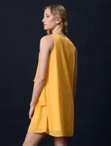 Vestido corto de gasa color amarillo, con escote en V, sin mangas y forro interno a tono.