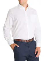 Camisa de manga larga color blanco de la marca RKF, modelo Easyitsolid, confeccionada en popelina 100% algodón. Cuenta con cuello italiano, cierre frontal con botones y un bolsillo ojal en el pecho con detalle de logo.