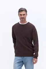 Sweater de cuello redondo con frente texturizado y mangas y espalda lisas. Confeccionado en algodón, presenta un diseño versátil ideal para usar en capas.