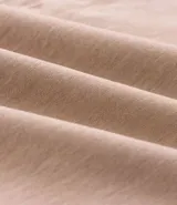 Pantalón slim de sarga lavada para hombre, de corte ajustado y color beige, con bolsillos laterales y traseros, trabillas para cinturón y cierre frontal con botón y cremallera.