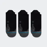 Pack de tres pares de medias tobilleras marca Stance, modelo Run Light. Diseñadas para el rendimiento deportivo con tecnologías INFIKNIT™ y FEEL360™ que proporcionan durabilidad y frescura. Color negro con detalles técnicos en gris y azul.