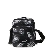 Bandolera Puma con diseño estampado integral de temática futbolística en tonos blanco y negro. Cuenta con un compartimento principal con cierre, un bolsillo frontal adicional y correa ajustable para el hombro. Incluye parche con el logo de la marca en la parte inferior frontal.