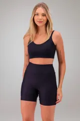 Short tipo biker de color negro con faja alta de compresión media/alta. Cuenta con bolsillos laterales, diseño sin costuras y tejido opaco que no se trasluce. Incluye forro interno diseñado para utilizar sin ropa interior.