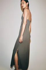 Vestido largo color gris con escote drapeado, tirantes finos y diseño recto.