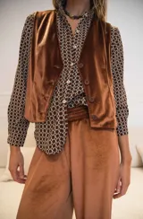 Pantalón tipo palazzo de terciopelo azul, con cintura elastizada y corte holgado.