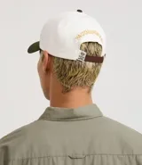 Gorra de algodón color blanco con visera curva y ajuste de hebilla de cuero marrón. Presenta bordado frontal con letras "Pagodinho F.C." en dorado.