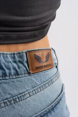 Pantalón wide leg de tiro medio-bajo, con corte holgado y pernera ancha. Presenta un diseño clásico de cinco bolsillos con cierre de botón y cremallera, en un tono azul claro con acabado lavado.