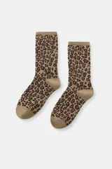 Par de calcetines con estampado animal print de leopardo en tonos marrones y beige, con acabado en rib en la parte superior.